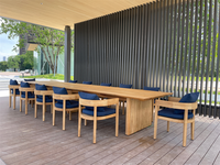 Ensemble de table à manger en teck d'extérieur avec fauteuils en bois massif et coussins bleu marine pour hôtels, stations balnéaires, restaurants, jardin, patio, meubles d'extérieur