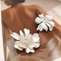 Bouton de luxe haut de gamme de style français, asymétrique, en forme de fleur, avec motif floral camélia et perle, cousu main
