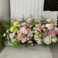 Bruiloft entree decoratie groene bos bloemenloper gangpad bloemenvloer bloemstuk