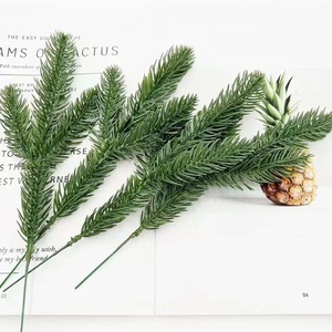 Ramo de Agujas de Pino Artificiales 3D de Doble Cara, Ramas de Árbol de Navidad de PVC Verde Tridente, Menos de 30 cm - Product Image 4