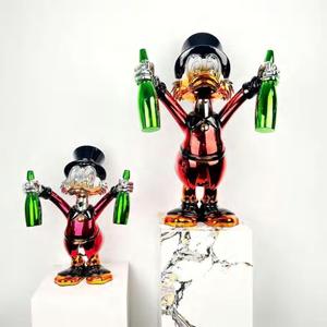 Sculpture d'art pop en résine personnalisée en gros, bouteille de champagne <span class=keywords><strong>Donald</strong></span> Duck, décoration intérieure, statue de <span class=keywords><strong>Donald</strong></span> Duck avec deux bouteilles - Product Image 3