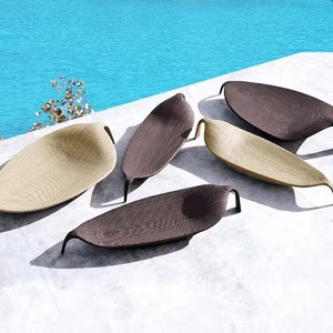 Chaise longue <span class=keywords><strong>de</strong></span> jardin en rotin PE tissé à la main avec cadre en aluminium épais imperméable à l'eau et design <span class=keywords><strong>de</strong></span> feuilles <span class=keywords><strong>de</strong></span> piscine - Product Image 1
