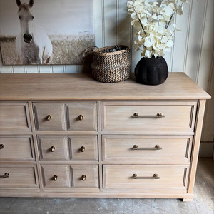 <span class=keywords><strong>Commode</strong></span> à 9 tiroirs en chêne clair, style farmhouse moderne, en bois massif, large, pour chambre à coucher, avec quincaillerie en laiton antique - Product Image 5