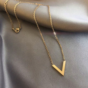 Mode Lettre <span class=keywords><strong>V</strong></span> Femmes <span class=keywords><strong>Collier</strong></span> Lumière De Luxe Style Minimaliste <span class=keywords><strong>Collier</strong></span> Femmes Zircon Étanche Colliers - Product Image 2