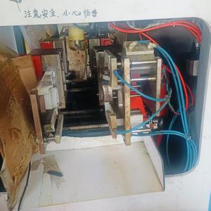 Máquina de Moldeo por Extrusión-Soplado Usada de Bajo Costo para Fabricación de Botellas y Bidones de HDPE, en Estado Comprobado y Lista para Usar - Product Image 2