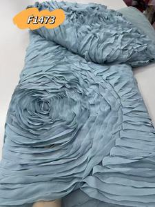 Tissu en maille de rose tridimensionnel surdimensionné pour costumes de scène européens et américains, robes de mariée et tissus brodés - Product Image 2