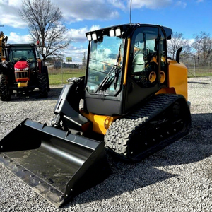Chargeuse compacte sur chenilles JCB jaune diesel avec pompe et boîte de vitesses, moteur et benne pour travaux de construction - Product Image 1