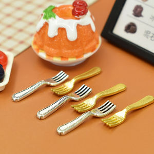 Abalorios de cubiertos pequeños chapados en plata antigua, con diseño de cuchara y tenedor, para decoración de mesa - Product Image 2