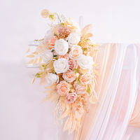 Arche carrée rose champagne pour mariage avec draperies en mousseline et arrangement de fleurs artificielles en roses pour la cérémonie et la décoration de la cabine photo