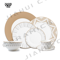 Ensemble de vaisselle en porcelaine sophistiquée à motifs linéaires géométriques dans des tons neutres pour un décor de table de mariage élégant