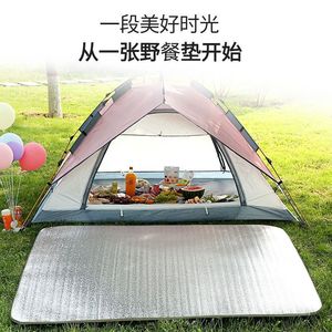 Tapis de pique-nique portable d'extérieur imperméable en feuille d'aluminium et PVC, rectangulaire, découpable, résistant à l'humidité, pour le camping et les pique-niques - Product Image 4