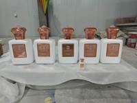 Présentoir de Bouteilles de Parfum Personnalisé en Fibre de Verre Renforcée, Hauteur 0,4 Mètre, Taille Réelle, Surface Blanche Craquelée Facettée, pour Entreprises