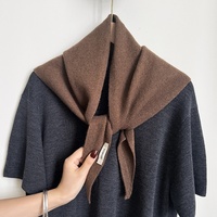 Écharpe en laine bouillie de luxe discret, bandana triangulaire minimaliste, cache-cou doux pour l'hiver, pour les marchés UE et Amérique du Nord
