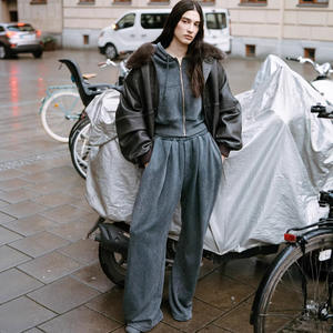 Conjunto casual de moda para mujer con cremallera, sudadera con capucha y hombros caídos de manga larga, y pantalón de pierna ancha elástico de cintura alta. - Product Image 4