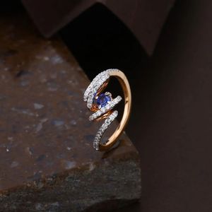 Bague en diamant saphir torsadé en or, bijoux fins élégants, bague de fiançailles et de mariage de créateur, accessoire de mode scintillant de qualité supérieure - Product Image 2
