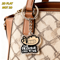 Divertente Portachiavi in Acrilico con Faccina Sorridente 'The Creator Lied to Us', Design Ispirato ai Meme con Humor Nero, Bordo Trasparente, Anello in Metallo e Catena