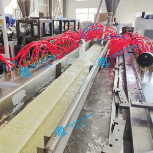 Ligne de production de machines d'extrusion de profilés en <span class=keywords><strong>polystyrène</strong></span> à double vis pour cadre de porte creux en WPC et architrave en PVC - Product Image 4