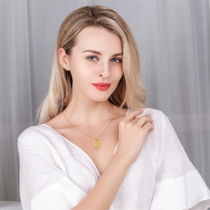 Collier délicat pour femme en acier inoxydable avec pendentif cœur et fleur rose - Product Image 3