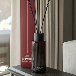 ชุดน้ำหอมกระจายกลิ่นแบบก้านไม้หอม ขนาด 1000 มล. ยี่ห้อ Aikun ขวดแก้วสีเหลืองอำพันลายริ้ว พร้อมกล่องสีแดงเบอร์กันดี พิมพ์โลโก้ด้วยเทคนิค Water Transfer สำหรับผู้ขาย ใช้ในบ้านได้ทุกกลิ่น  ขั้นต่ำในการสั่งซื้อน้อย - Product Image 1
