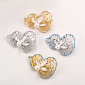 Broche en perle d'eau douce de Zhuji pour femmes, nouveau style chinois, incrustée de coquillage, gourde porte-bonheur, fleur de poitrine pour l'automne et l'hiver - Product Image 5