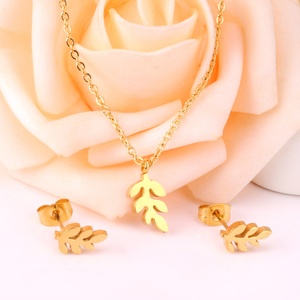 Nouveauté : Parure de bijoux en or avec pendentif feuille, collier et boucles d'oreilles pour femme, en vente - Product Image 3