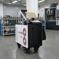 Machine de nettoyage au laser 300W pour la réparation automobile, l'élimination de la rouille, le décapage de la peinture, le nettoyage des pièces de moteur et la restauration de véhicules