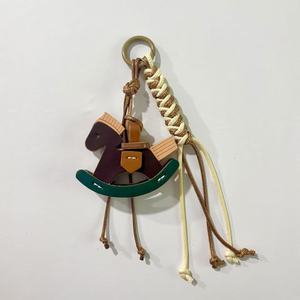 Llavero de lujo al por mayor de cuero PU con diseño de caballo balancín, accesorios hechos a mano, pequeño caballo, colgante de moda duradero para bolso de mujer - Product Image 5