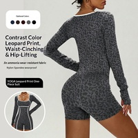 Combinaison de yoga sexy à imprimé léopard pour femmes, coupe ajustée, avec tissu en spandex/nylon respirant, manches longues et shorts pour le fitness