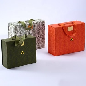 Boîte rigide en carton écologique portable avec fermeture magnétique de luxe personnalisée, poignée pliable, <span class=keywords><strong>pour</strong></span> vêtements, chaussures, emballage cadeau - Product Image 3