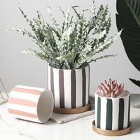 Planteur nordique moderne en céramique, nouveaux pots de fleurs de cactus, design rayé multicolore, à l'intérieur, avec plateau