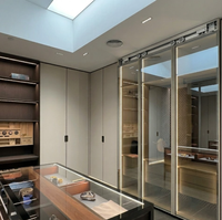 Clóset Moderno de Lujo con Puertas Corredizas de Vidrio, Estanterías Modulares, Armario Personalizable para Dormitorios y Villas de Alta Gama