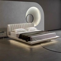 Schlafzimmerbett im italienischen Minimalismus-Stil, Muschelförmiges vertikales Lattenrost-Kopfteil mit strukturierter, weicher Polsterung und niedrigem Profilrahmen