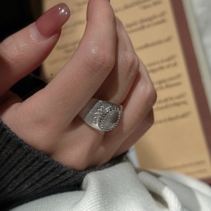 Anillo de Espuma de Agua de Plata Pura S925 con Estilo Vintage, Anillo de Diseño de Nicho Ovalado Ancho de Lujo Ligero, Anillo Cepillado - Product Image 3