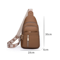 Maßgefertigte Crossbody-Tasche aus genarbtem PU-Leder für Damen mit gewebtem Riemen, mehreren Reißverschlüssen und goldfarbenen Beschlägen im Umhängetaschen-Stil