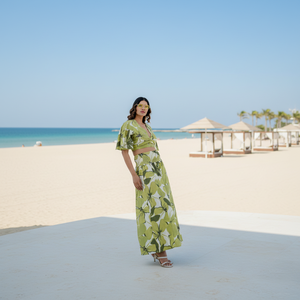 Conjunto de Dos Piezas Midi Floral Verde Lima: Top Corto y Pantalones de Pierna Ancha, Estampado Botánico, a la Moda, para Vacaciones de Verano - Product Image 1