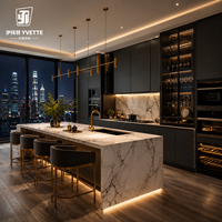 Lemari Dapur Kaca Induksi Pintar dengan Sensor Gerak Lampu LED Sistem Buka Tanpa Sentuh Interior Hunian Modern Kelas Atas