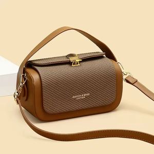 Sac rond bohème en rotin tressé à la main, sac bandoulière artisanal pour femme, style minimaliste pour les vacances à la plage - Product Image 1