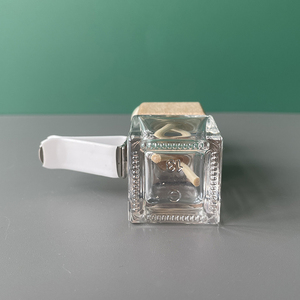 Botol kaca Diffuser, stok besar 8ml klip ventilasi persegi otomatis minyak esensial parfum udara mobil - Product Image 4