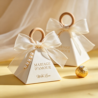 Boîte cadeau triangulaire personnalisée OEM ODM pour mariage avec ruban, poignée en bois et breloque perle – Vente en gros