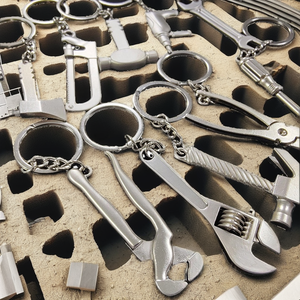 พวงกุญแจอเนกประสงค์โลหะแบบกำหนดเอง พร้อมค้อน คีม ประแจ พลั่ว สำหรับผู้ชาย แฟชั่น ทันสมัย ใช้ป้องกันตัว พวงกุญแจมัลติทูลขนาดเล็ก - Product Image 2
