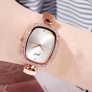Nouvelles montres pour femmes en gros, montres uniques et créatives pour femmes avec bracelet en cuir rond, style rétro - Product Image 3