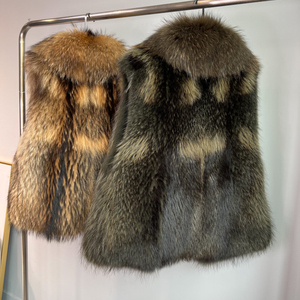 Veste de luxe en vraie fourrure de raton laveur pour <span class=keywords><strong>femme</strong></span>, <span class=keywords><strong>sans</strong></span> <span class=keywords><strong>manches</strong></span>, en fourrure duveteuse, Bomber d'hiver, vente en gros - Product Image 2