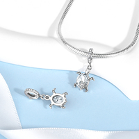 Breloque en perles de cristal tortue océanique tropicale avec logo personnalisé en petite série pour bijoux souvenirs de voyage, support de production en série stable