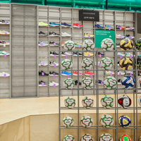Étagère de présentation pour magasin de sport personnalisée, vitrine en bois avec éclairage LED pour vêtements de sport, directement de l'usine