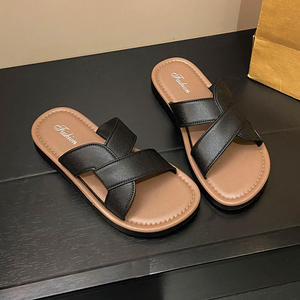 Tendance de la mode féminine, tongs élégantes et polyvalentes pour la plage et les stations balnéaires, pour une utilisation en extérieur en été, design antidérapant, motif floral - Product Image 1