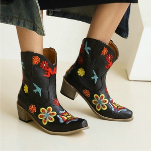 Botas de vaquero cortas con punta en pico para mujer, Botines de tacón grueso con bordado de Color Retro, talla grande, 2022 - Product Image 2