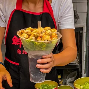 Individuelles Logo einweg-PP-Warmtopfbecher Snack Milchtee-Becher mit schwarzem Kunststoffhalter