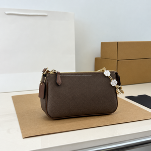 Sac bandoulière marron texturé pour femme, mini sac à main Chach avec chaîne dorée et breloque fleur - Product Image 4