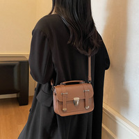 Sac à bandoulière vintage en cuir PU avec sangle détachable et fermeture à loquet métallique, style scolaire classique, vente en gros