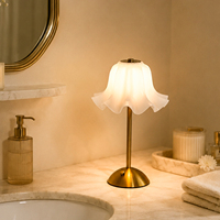 Lampe de table avec abat-jour en forme de fleur blanche style INS, poteau en métal doré, interrupteur de commande, LED décorative, lampe de chevet pour la chambre à coucher, décoration de la maison